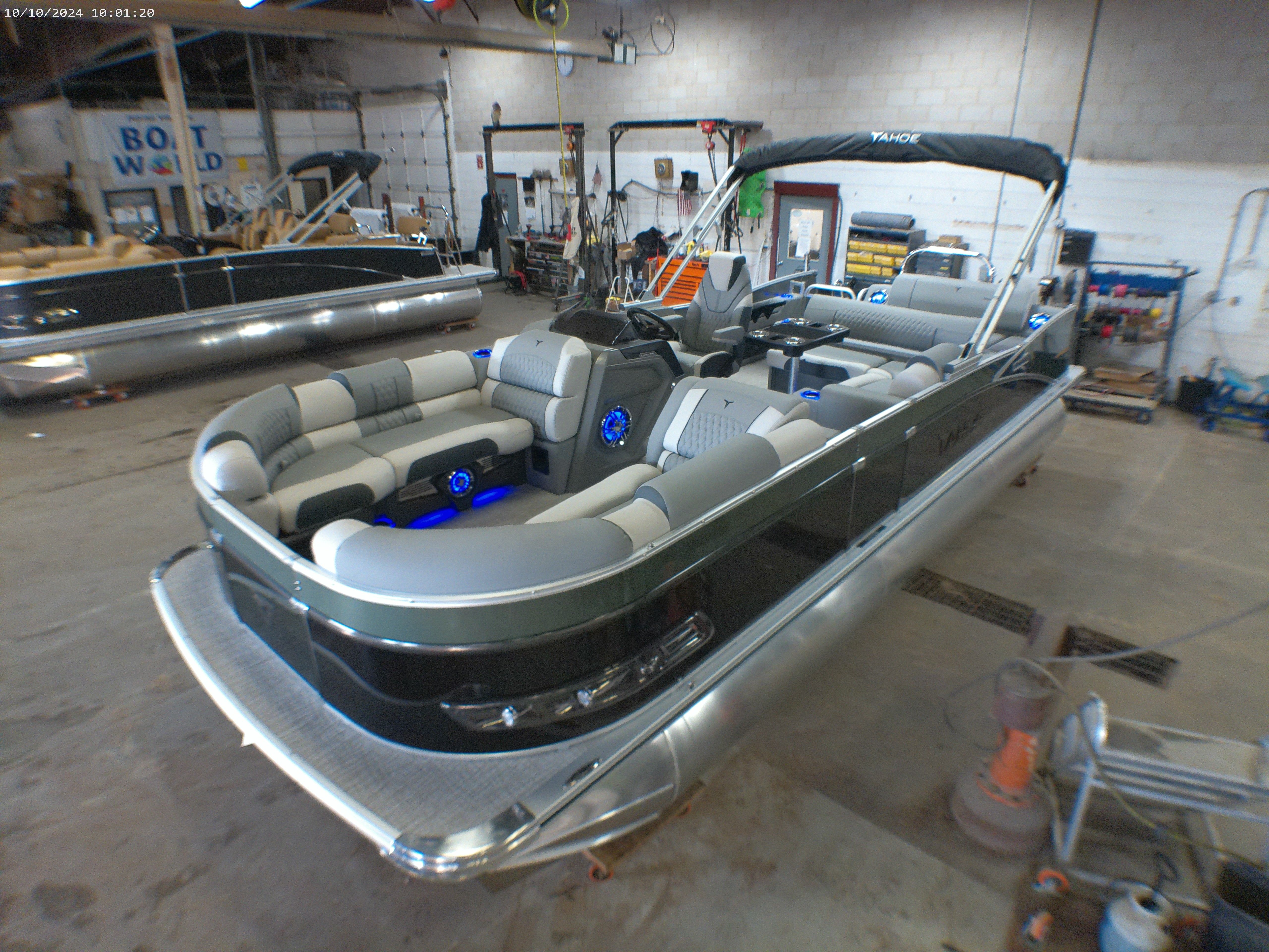 2025 Tahoe Cascade 2385 Swingback Tritoon & 225HP 4-Stroke EFI