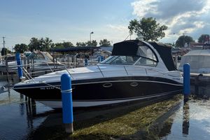 Four Winns 318 Vista 2006 Four Winns 318 Vista boat docked at marina under cloudy sky.