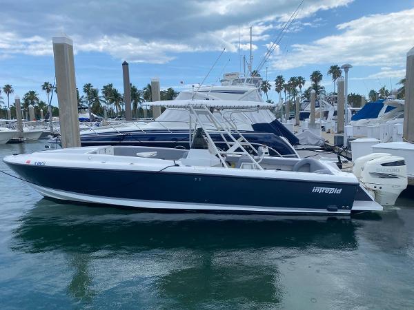 2000 Intrepid 322 Cuddy