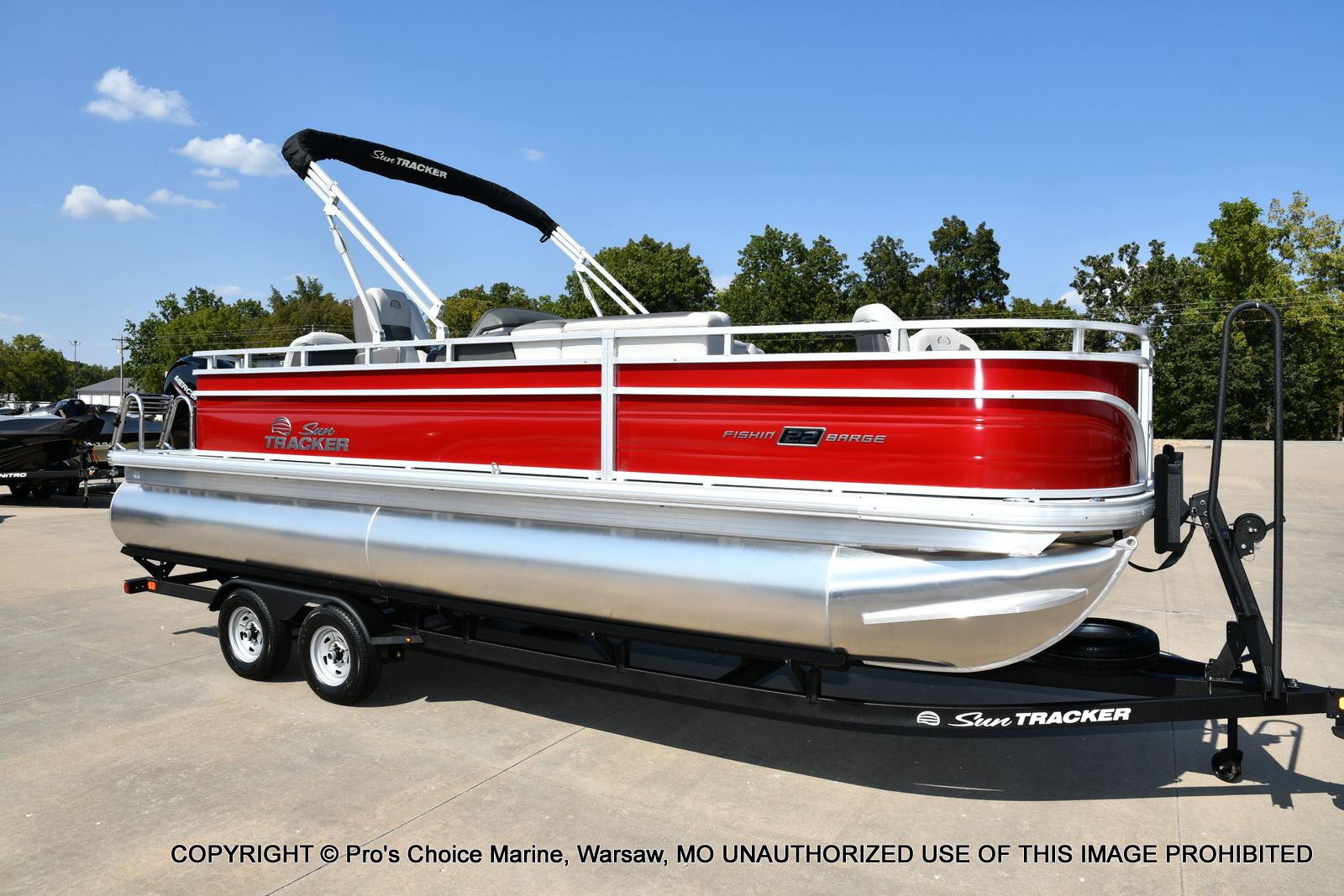 2026 Sun Tracker FISHIN' BARGE 22 DLX w/150HP Mercury 4 Stroke