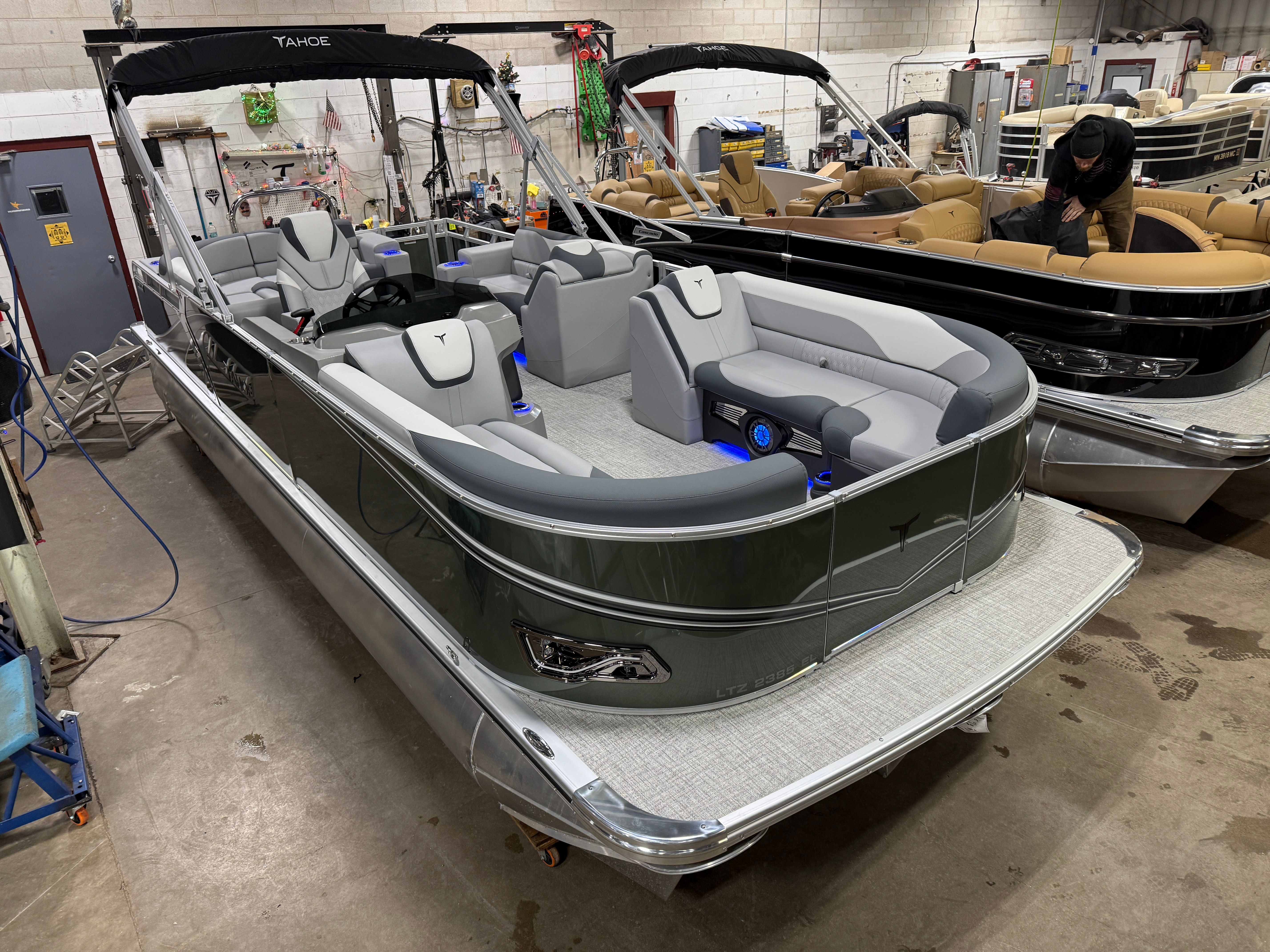 2025 Tahoe LTZ 2385 Elite Cruise Tritoon & Honda 4-Stroke EFI