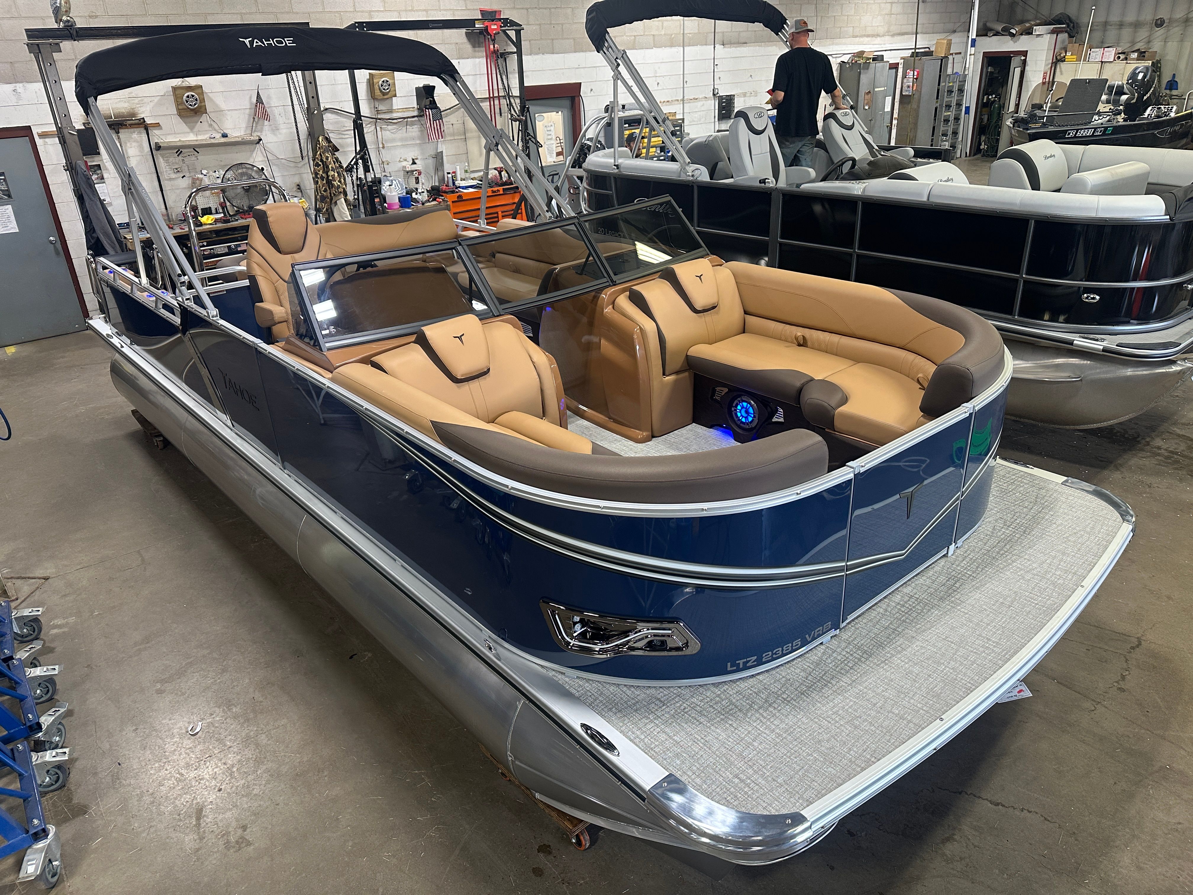 2025 Tahoe LTZ 2385 Swingback (VRB) Windshield Tritoon & Honda 4-Stroke EFI