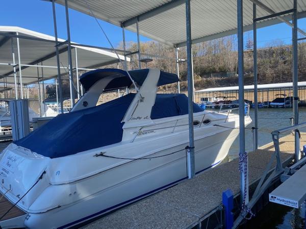 Sea Ray 310 Sundancer 2000 Sea Ray 310 Sundancer docked under a covered marina.