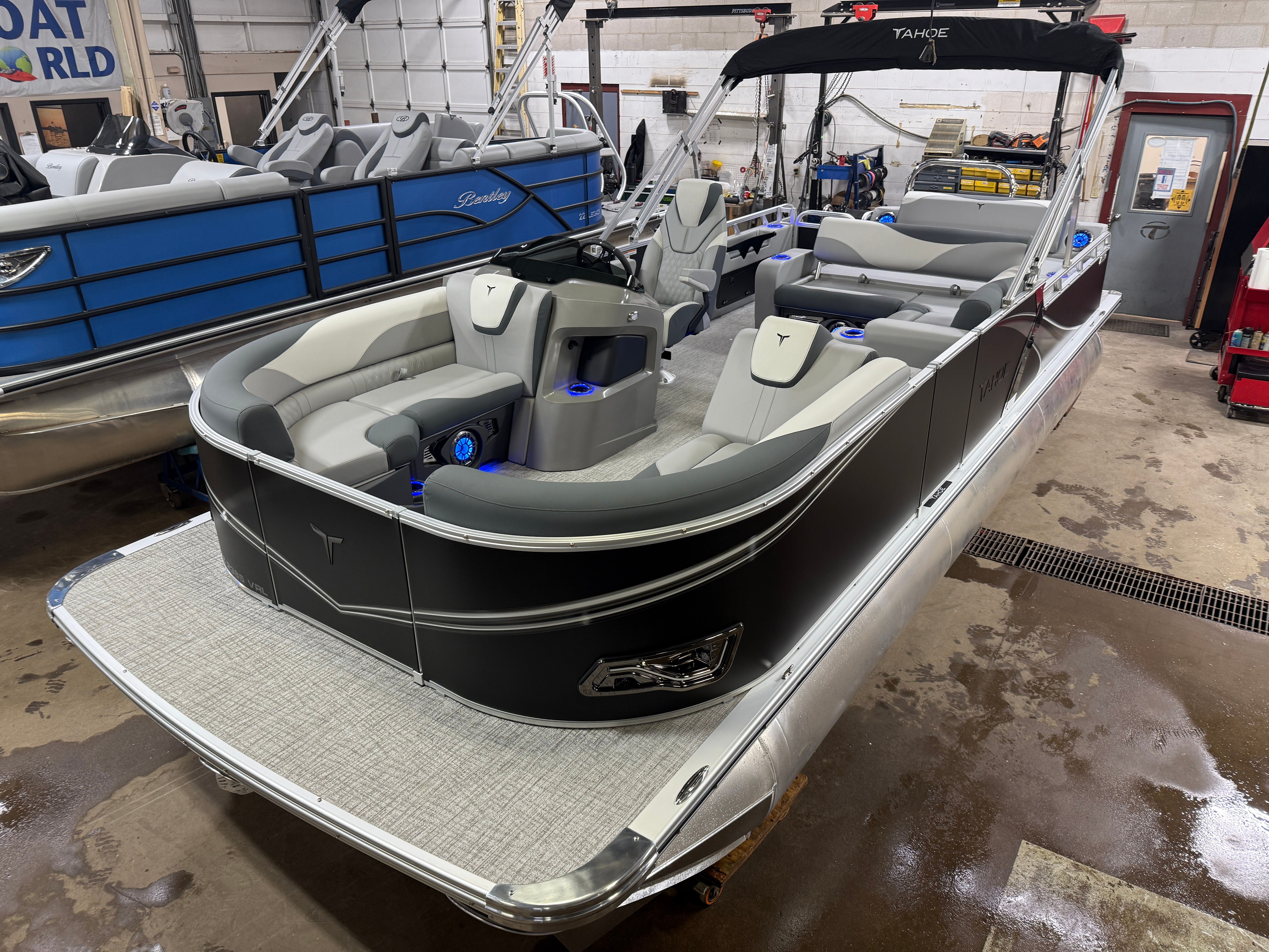 Tahoe LTZ 2385 Swingback (VRL) Tritoon & Honda 4-Stroke EFI
