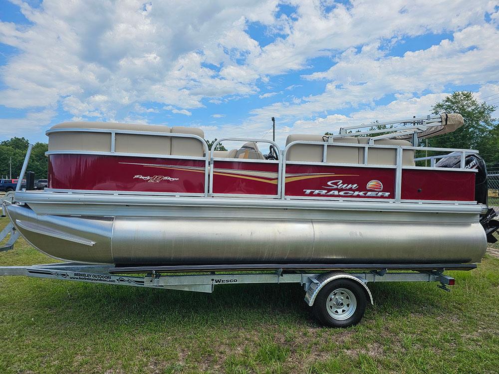 2025 Sun Tracker Party Barge 18 DLX