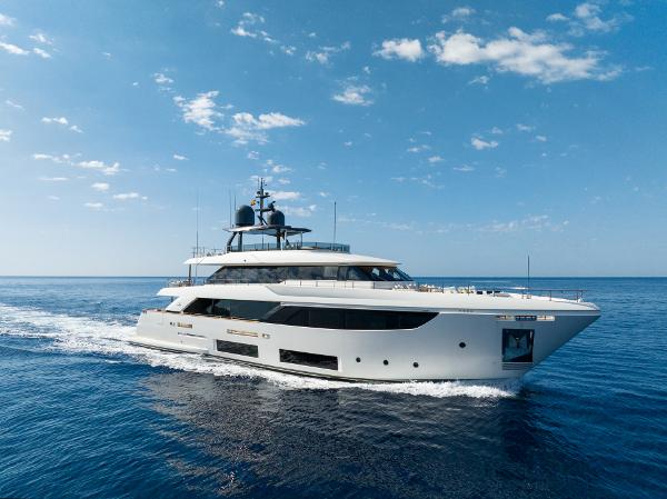 Custom Line Navetta 33