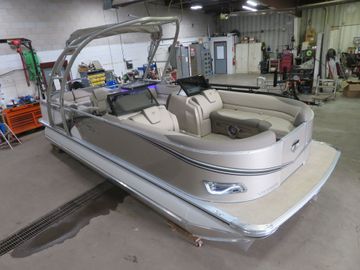 2024 Tahoe LTZ 2385 Elite Windshield Tritoon & Suzuki 200HP 4-Stroke EFI