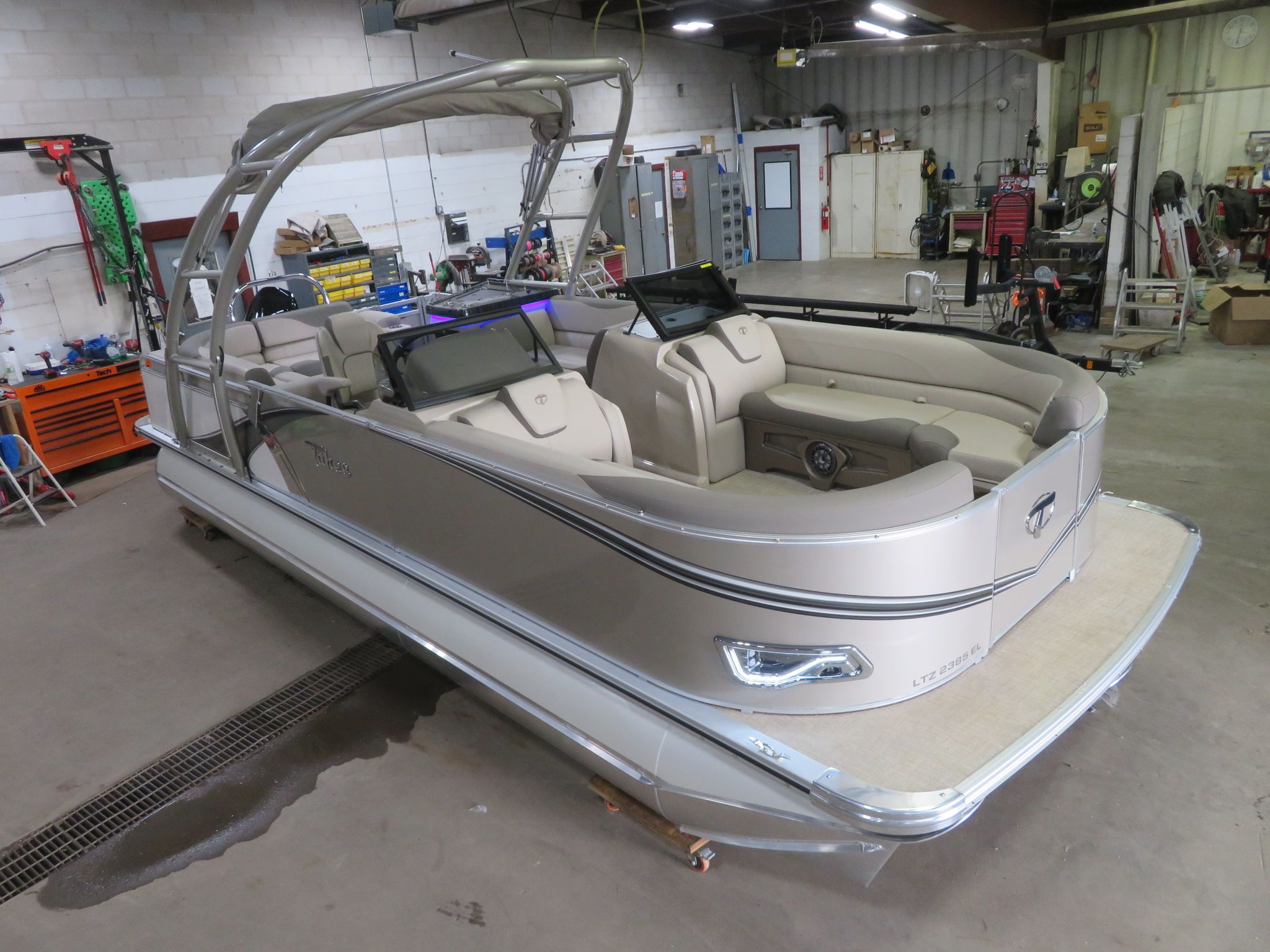 2024 Tahoe LTZ 2385 Elite Windshield Tritoon & Suzuki 200HP 4-Stroke EFI