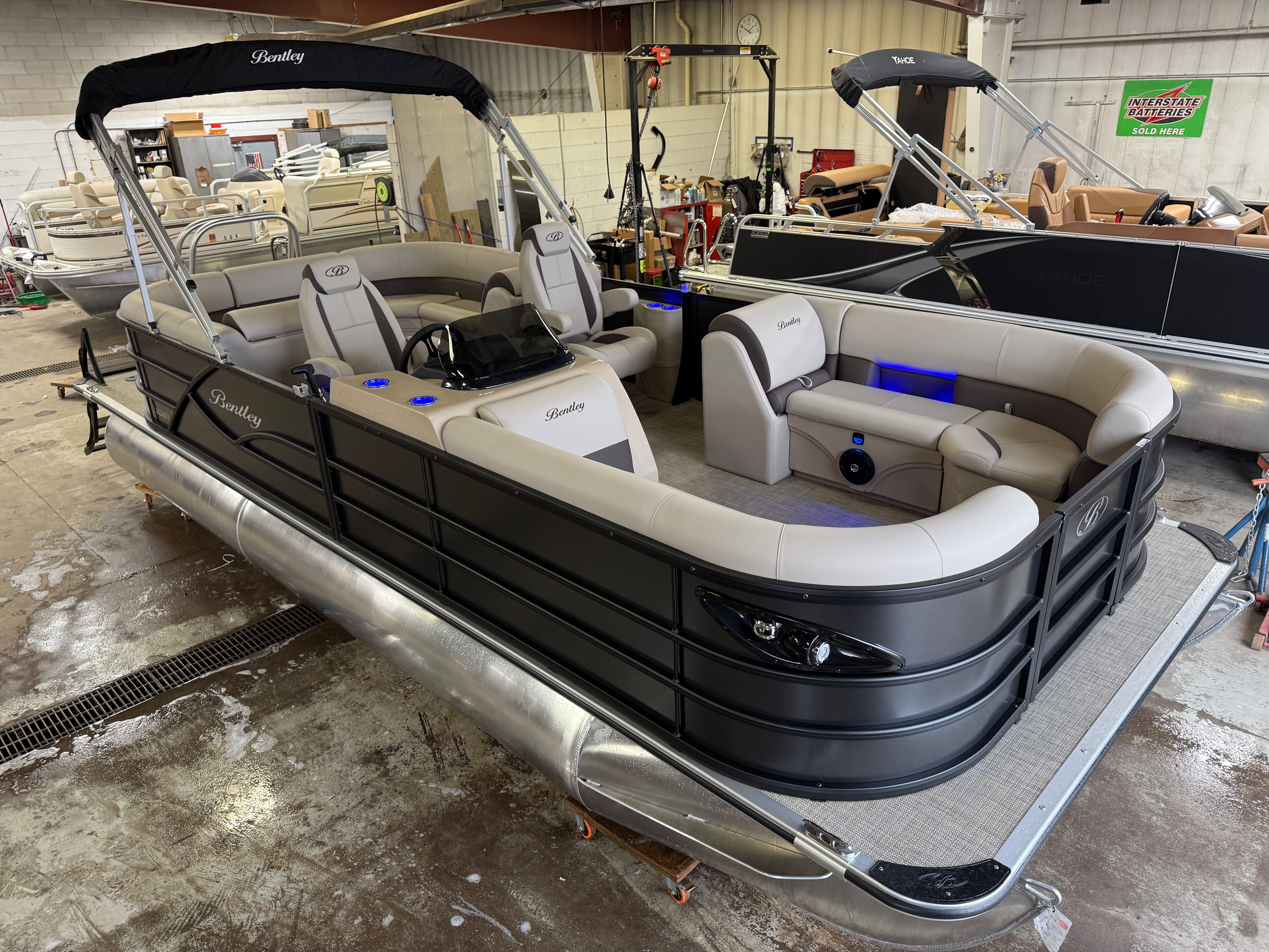 2025 Bentley Pontoons Legacy 220 Navigator Quad Lounge & Honda 4-Stroke EFI