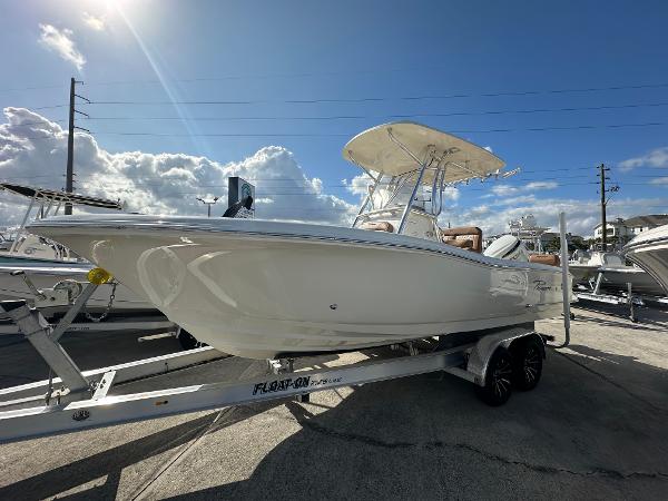 2025 Pioneer 222 Sportfish