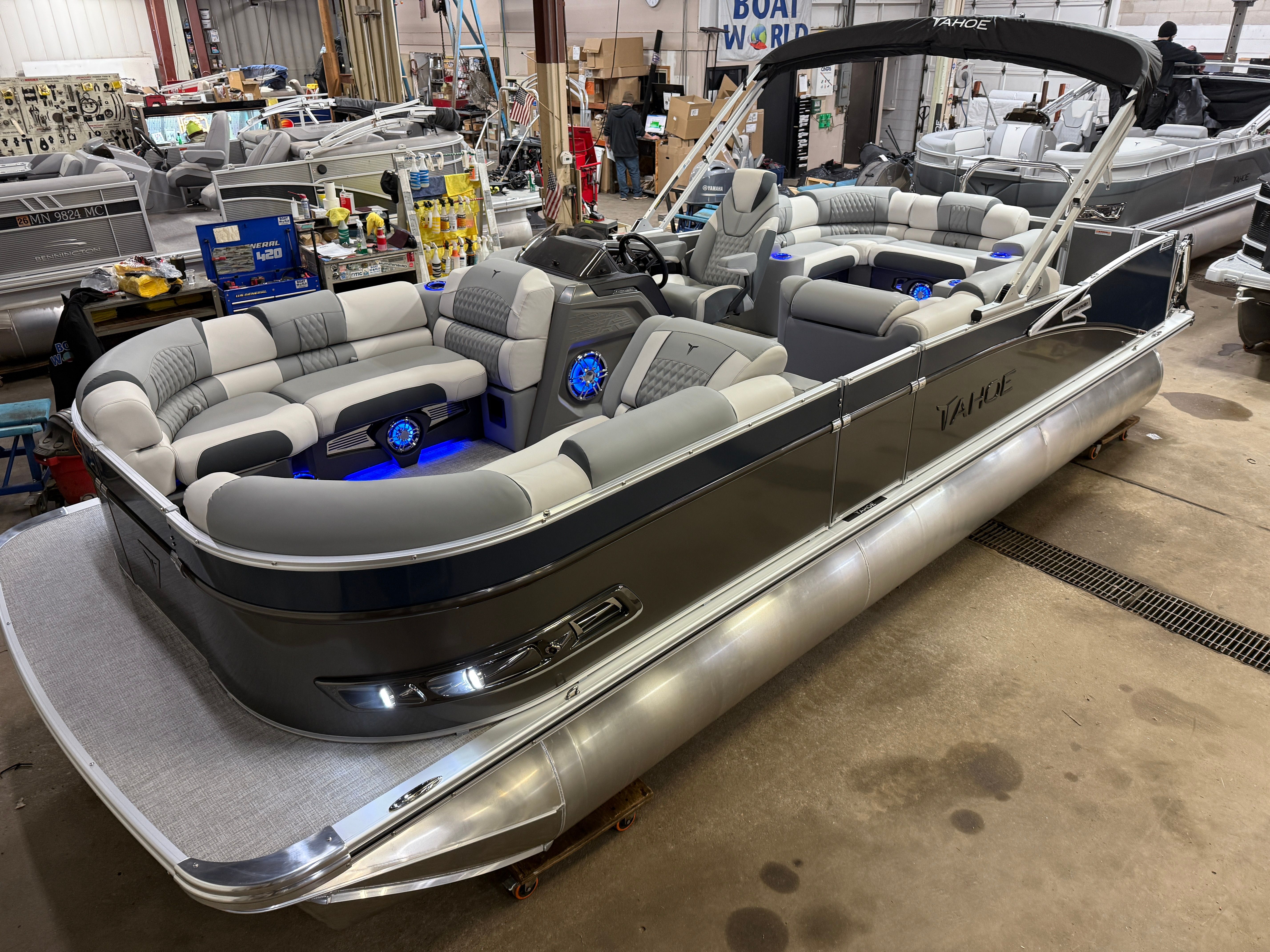 Tahoe Cascade 2385 Elite Tritoon & Honda 225HP 4-Stroke EFI