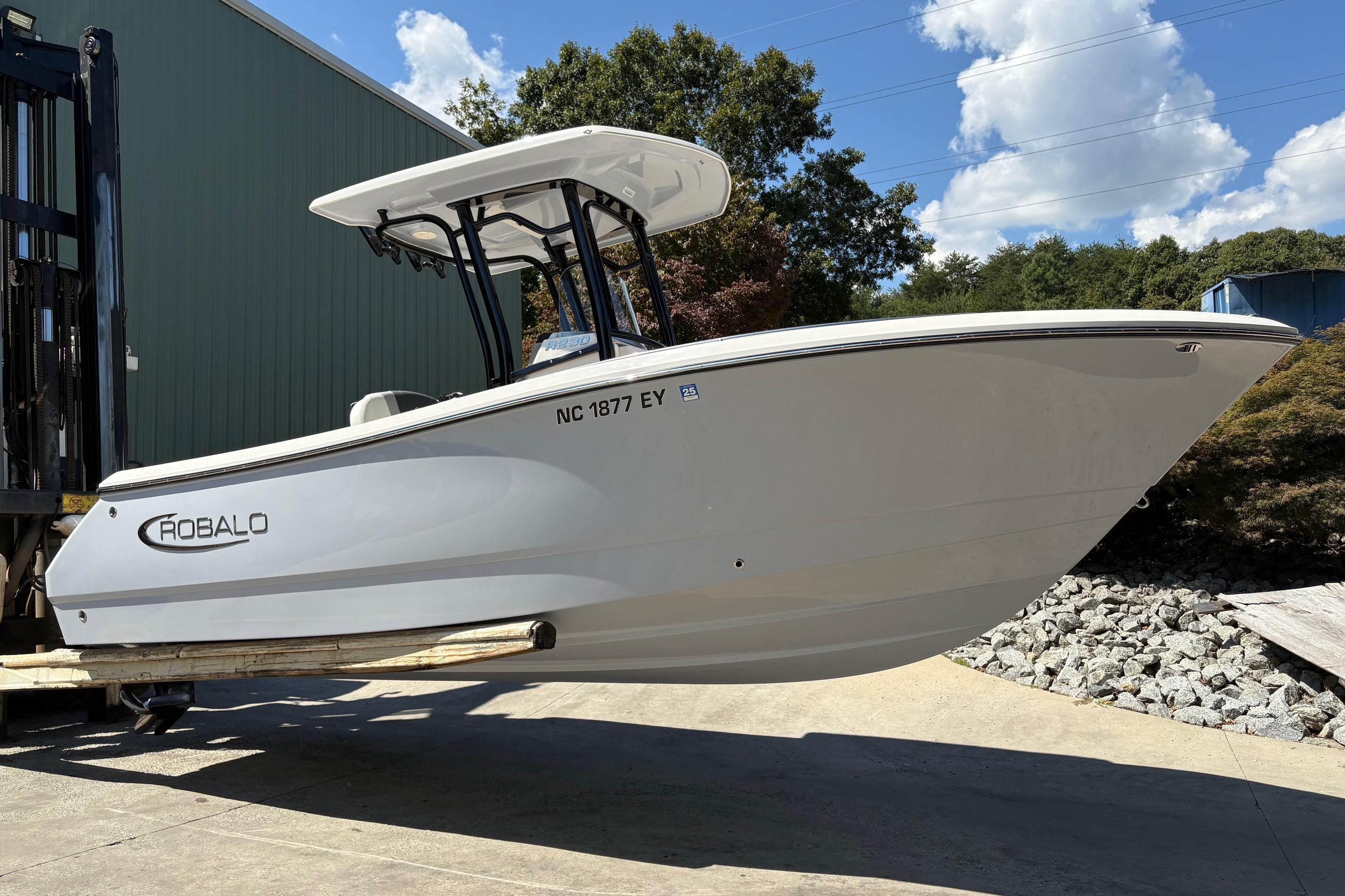 2022 Robalo R230 Center Console