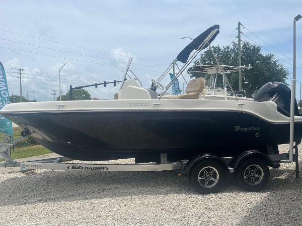 Bayliner Trophy T20CC 2022 Bayliner Trophy T20CC boat on EZ Loader trailer.