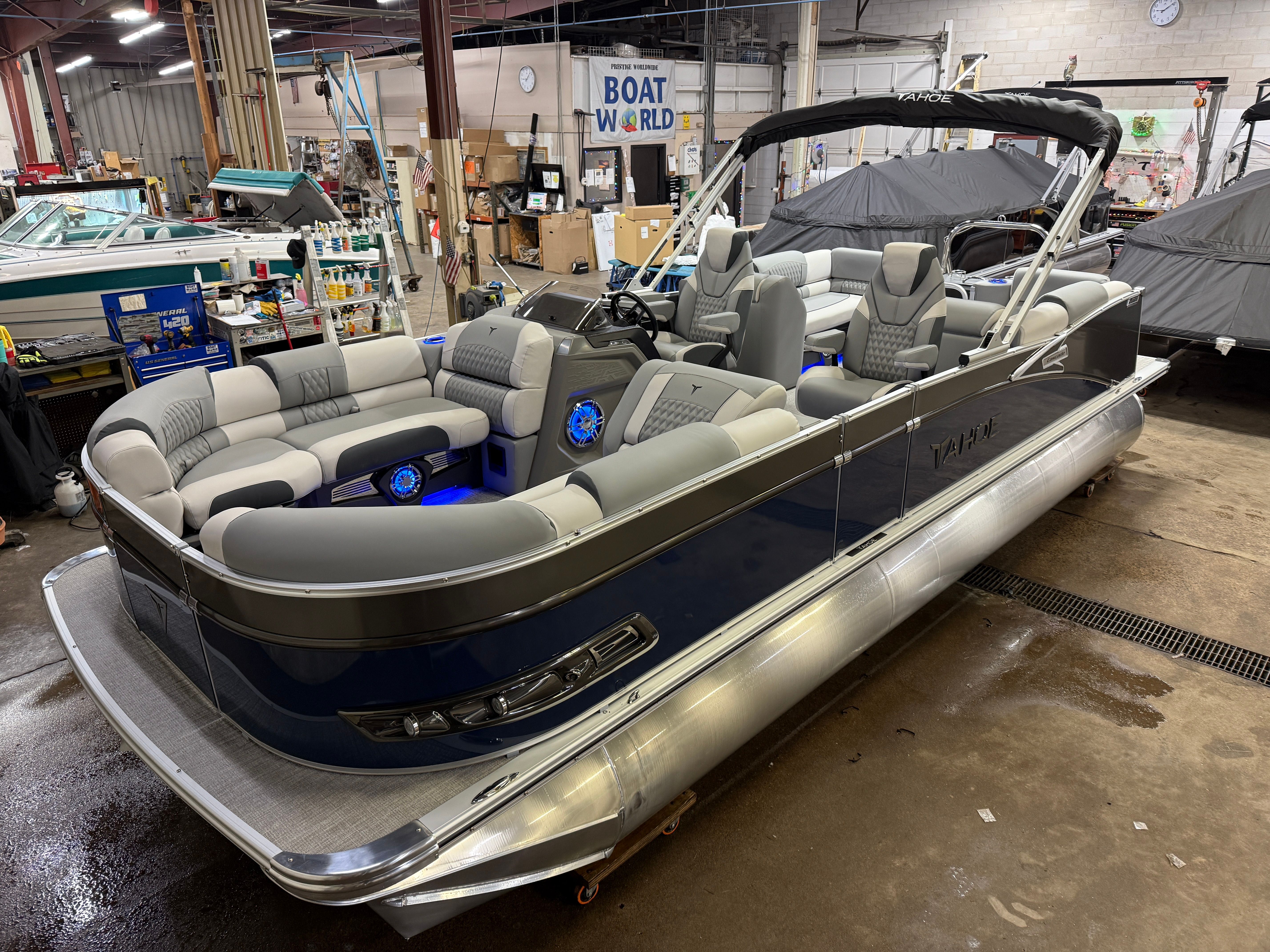 2025 Tahoe Cascade 2385 Quad Lounge Tritoon & 225HP 4-Stroke