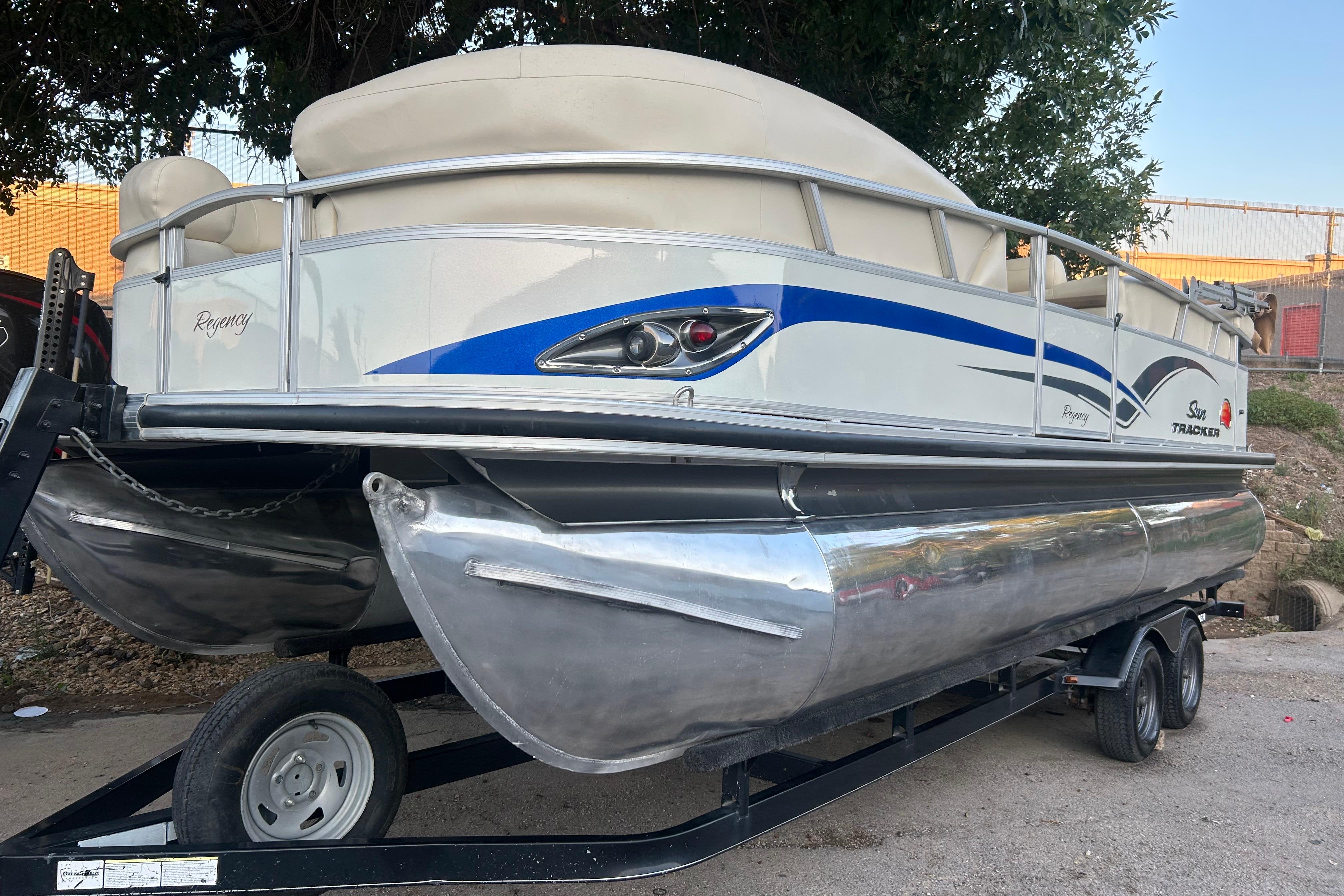 2011 Sun Tracker PARTY BARGE 22 Regency Edition
