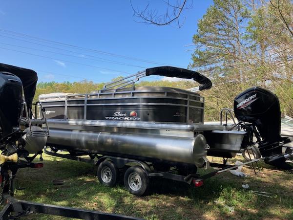 2025 Sun Tracker Party Barge 20 DLX