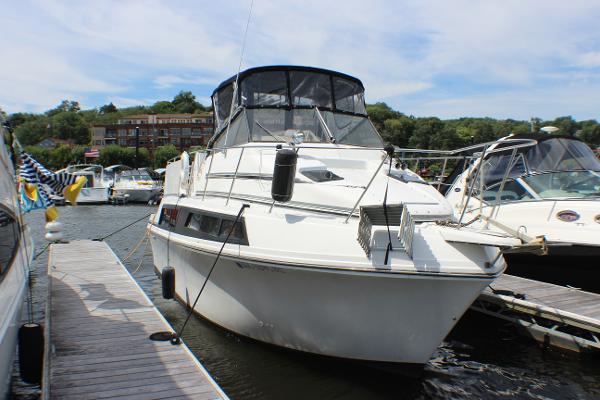 Carver 3297 MARINER 1986 Carver 3297 Mariner docked at a marina on a sunny day.