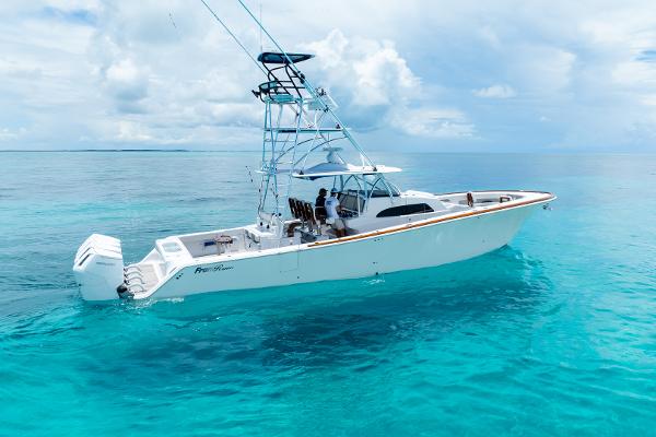 2023 Front Runner 47 Center Console