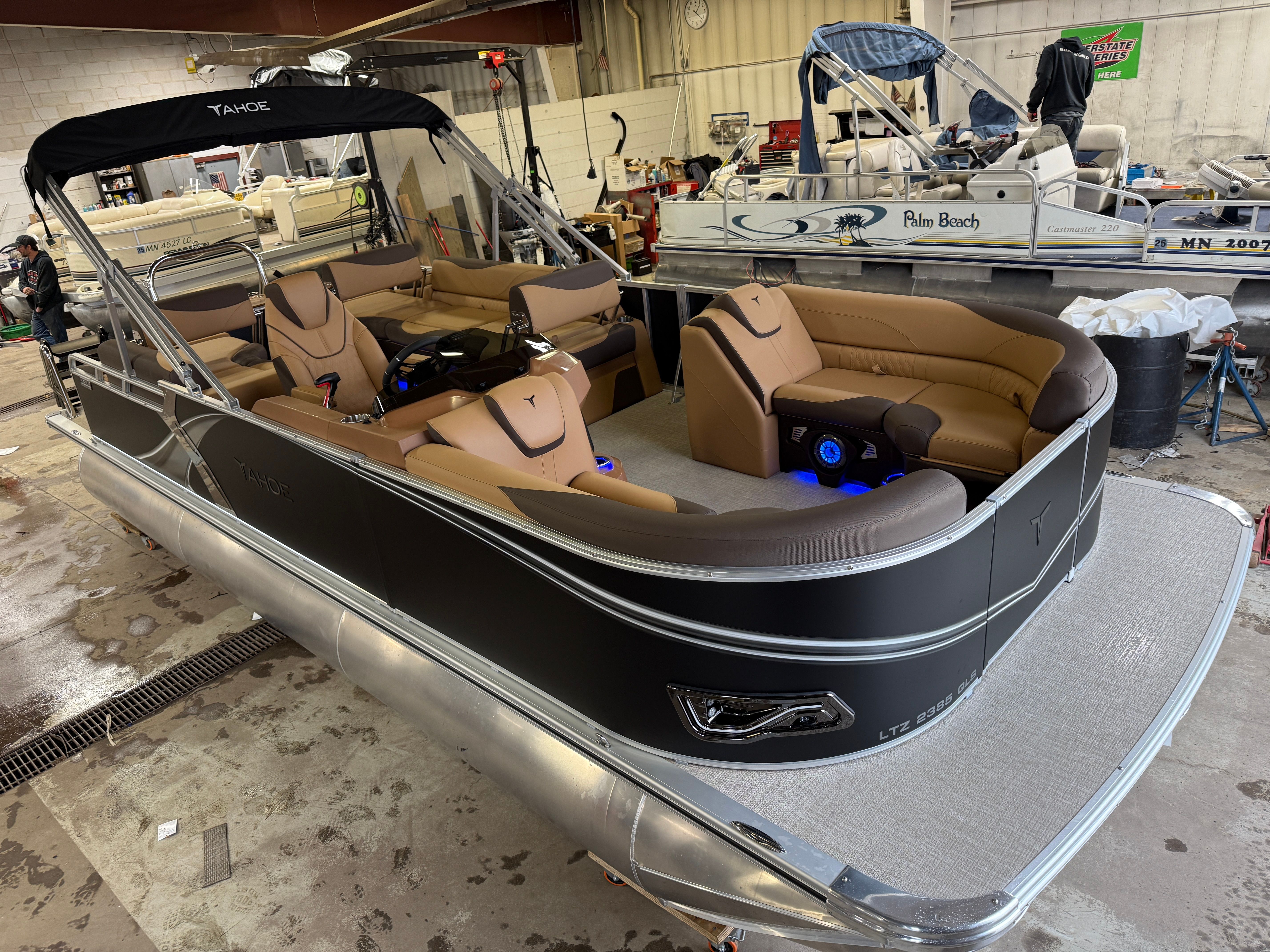 Tahoe LTZ 2385 Quad Lounge Shift Flip Tritoon & Honda 4-Stroke EFI
