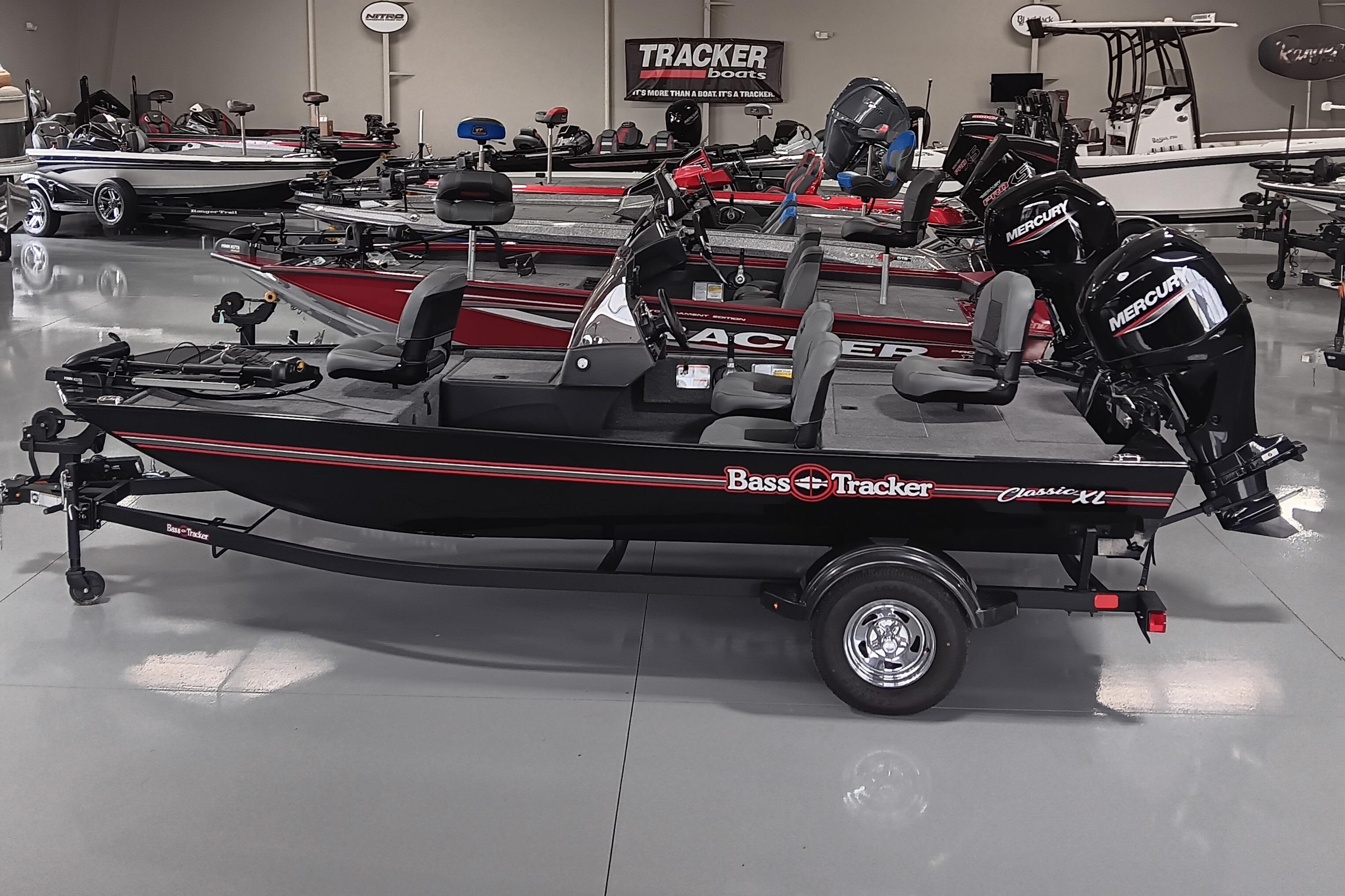 Tracker Bass Tracker Classic XL 2025 Tracker Bass Tracker Classic XL boat in showroom, featuring sleek design and Mercury engine.
