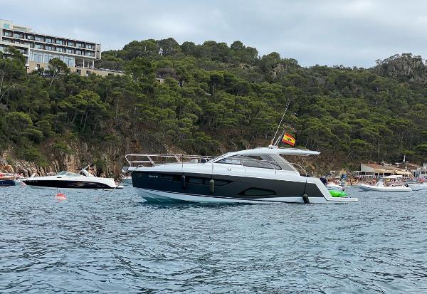 2016 Sealine S330