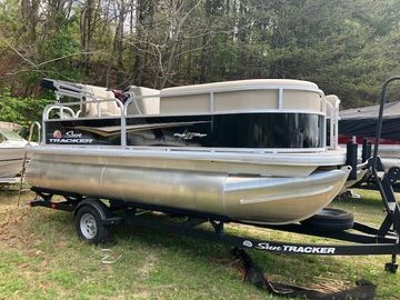 2025 Sun Tracker Party Barge 16 DLX