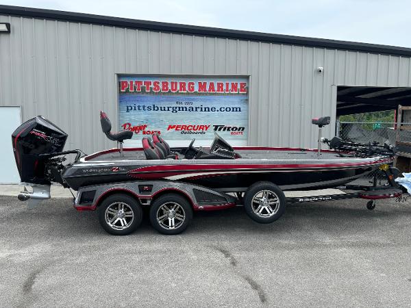 Ranger Z521R 2025 Ranger Z521R bass boat at Pittsburg Marine dealership.