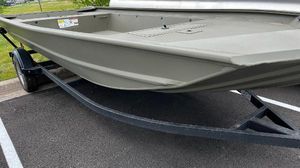 Tracker Grizzly 1860 Utility 2025 Tracker GRIZZLY 1860 Utility boat on trailer, parked on asphalt.