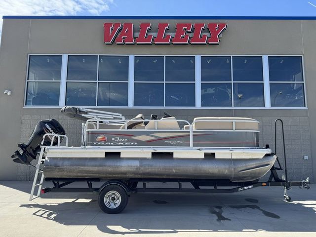 2019 Sun Tracker Party Barge 18 DLX