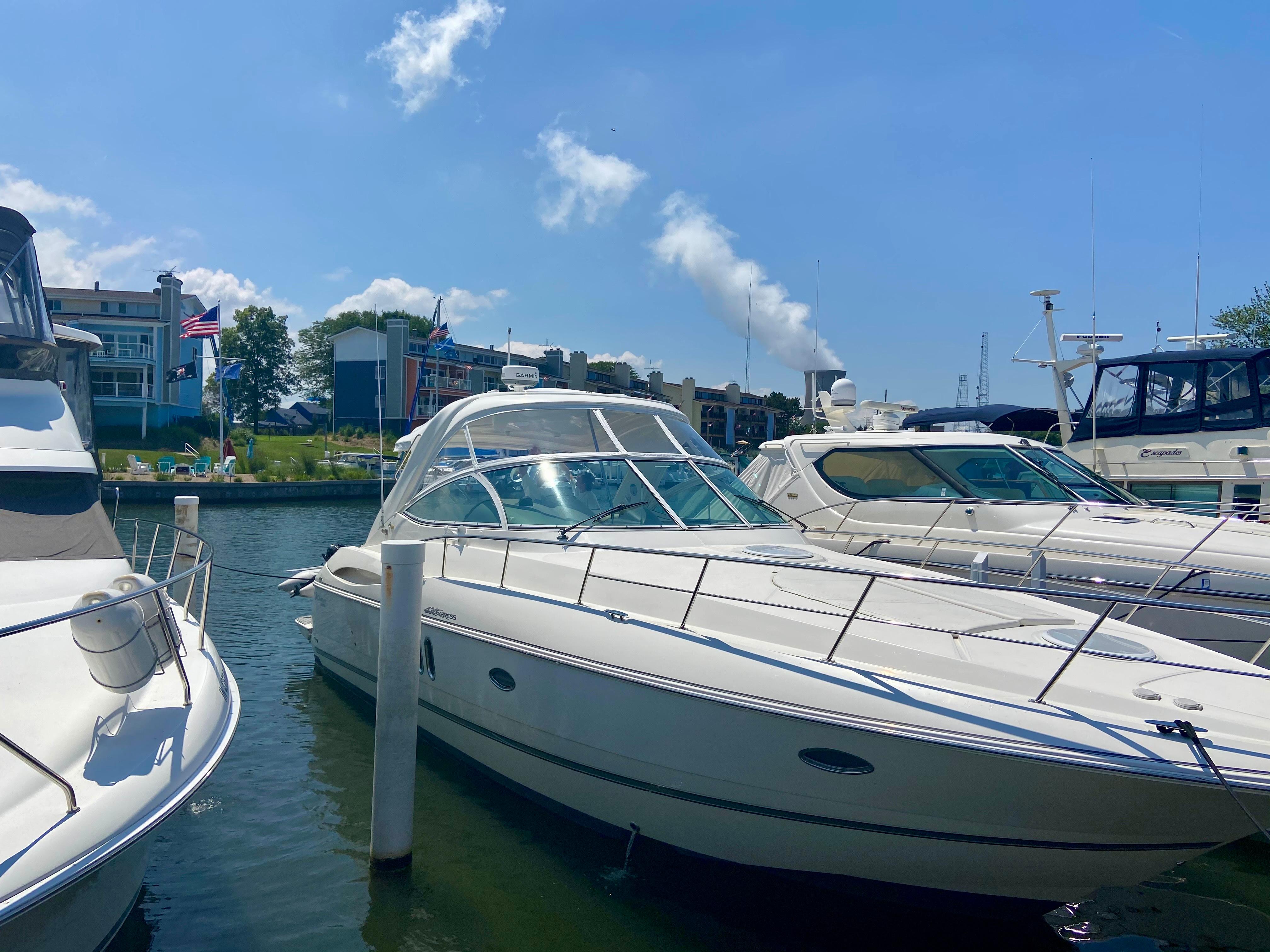 Cruisers Yachts 420 Express