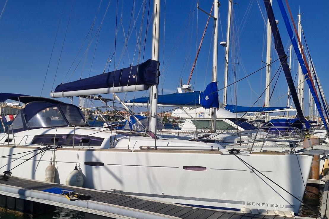 Beneteau Oceanis 40 2009 Beneteau Oceanis 40 sailboat docked at marina under clear blue sky.