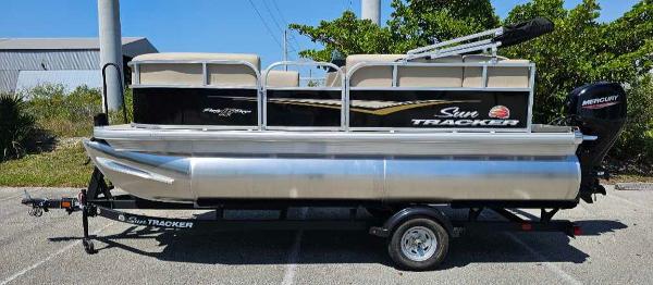 2025 Sun Tracker Party Barge 16 DLX