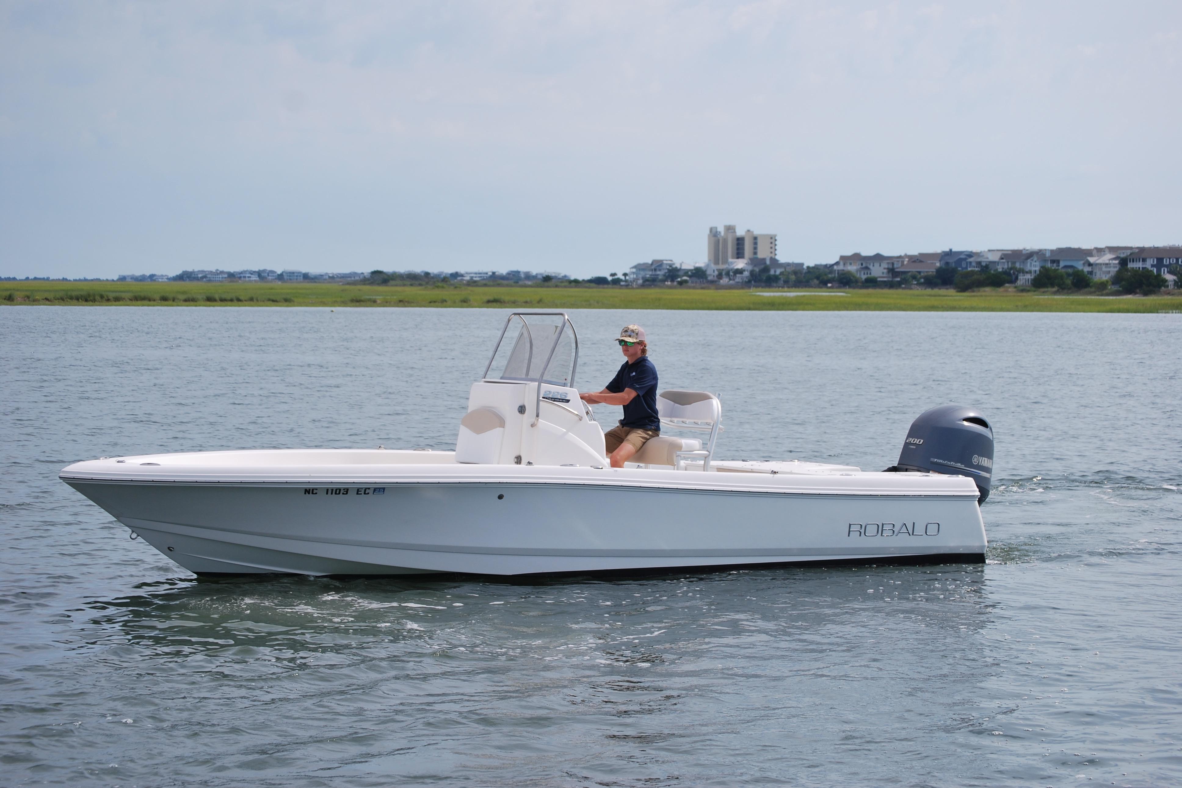 2016 Robalo 226 Cayman
