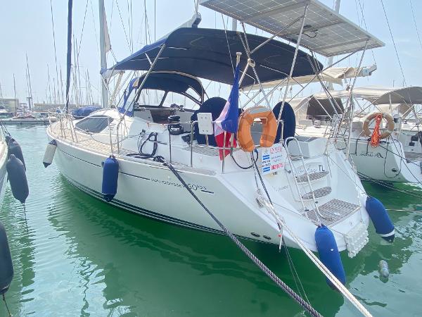 Jeanneau Sun Odyssey 50 DS 2008 Jeanneau Sun Odyssey 50 DS sailboat docked in marina, featuring solar panels and lifebuoys.
