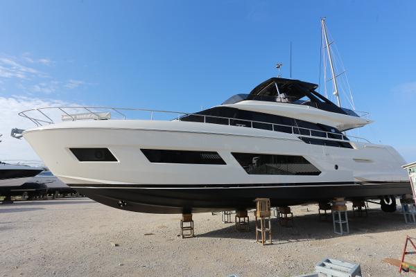 Ferretti Yachts 670