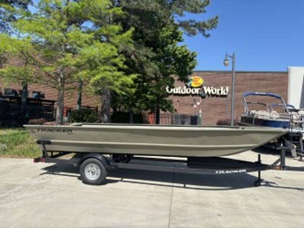 Tracker GRIZZLY 2072 Utility 2025 Tracker GRIZZLY 2072 Utility boat on trailer outside Outdoor World.