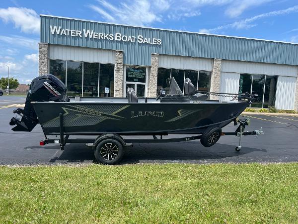Lund 1775 Adventure SS 2025 Lund 1775 Adventure SS boat at Water Werks Boat Sales dealership.