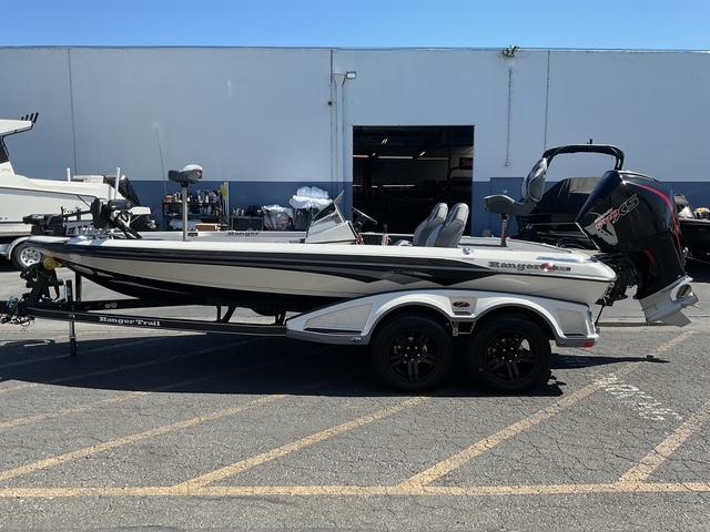 Ranger Z519R 2026 Ranger Z519R boat with trailer, parked outdoors near a warehouse.
