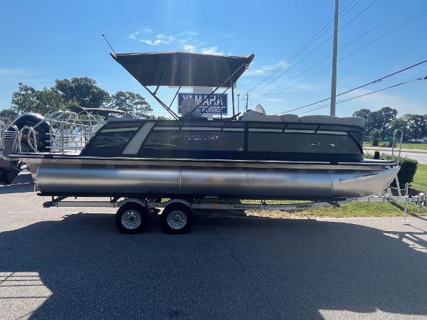 Starcraft SLS 3 Q DH 2024 Starcraft SLS 3 Q DH pontoon boat on a trailer in a parking lot.