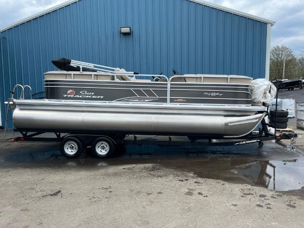 Sun Tracker PARTY BARGE® 22 RF XP3 2023 Sun Tracker PARTY BARGE® 22 RF XP3 pontoon boat parked outside.