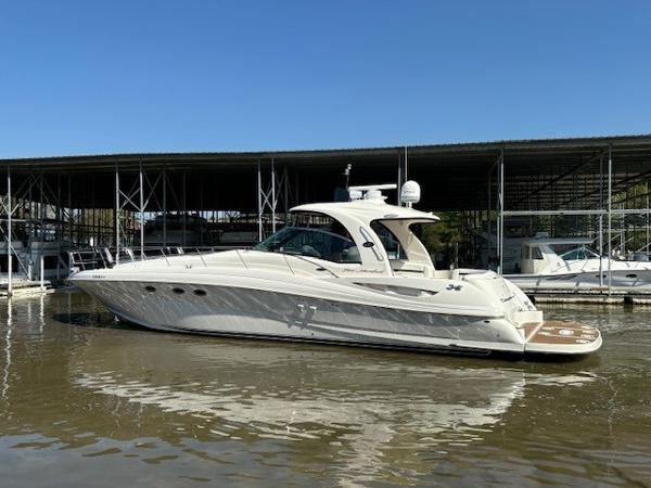 Sea Ray 500 Sundancer 2005 Sea Ray 500 Sundancer yacht docked in marina under clear blue sky.