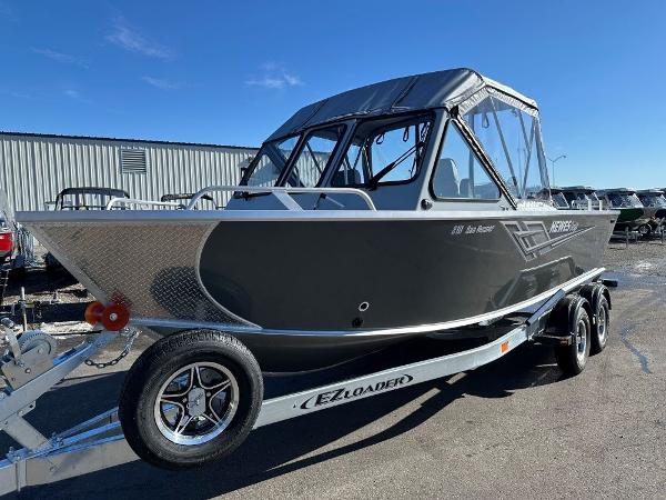 Hewescraft 210 Sea Runner ET 2025 Hewescraft 210 Sea Runner ET boat on trailer, parked outdoors.