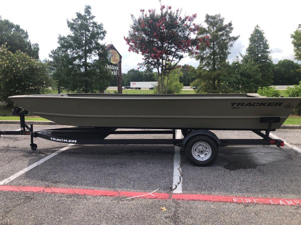 Tracker GRIZZLY 2072 Utility 2025 Tracker GRIZZLY 2072 Utility boat on trailer, parked outdoors.