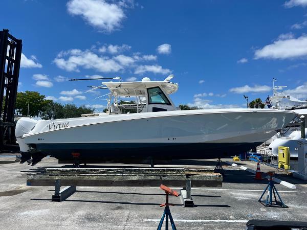 Boston Whaler 370 Outrage