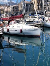 Beneteau Oceanis Clipper 311 1999 Beneteau Oceanis Clipper 311 sailboat docked in a marina with reflections on water.