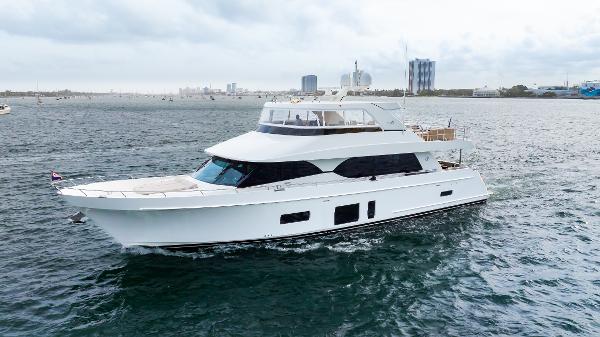 Ocean Alexander 85 E Luxury 2018 Ocean Alexander 85 E yacht cruising on open water.