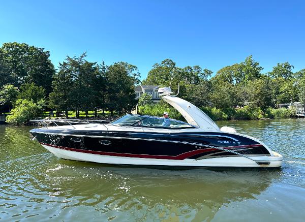 Formula 310 Sun Sport 2015 Formula 310 Sun Sport boat cruising on a sunny day.