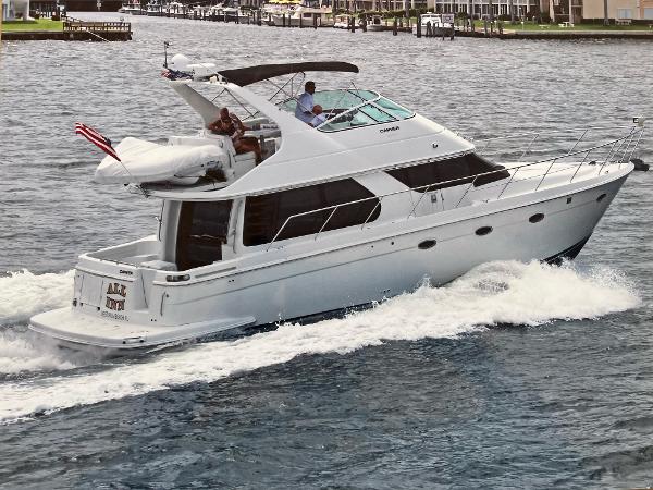 Carver 450 Voyager Pilothouse 2000 Carver 450 Voyager Pilothouse yacht cruising on water, side view.