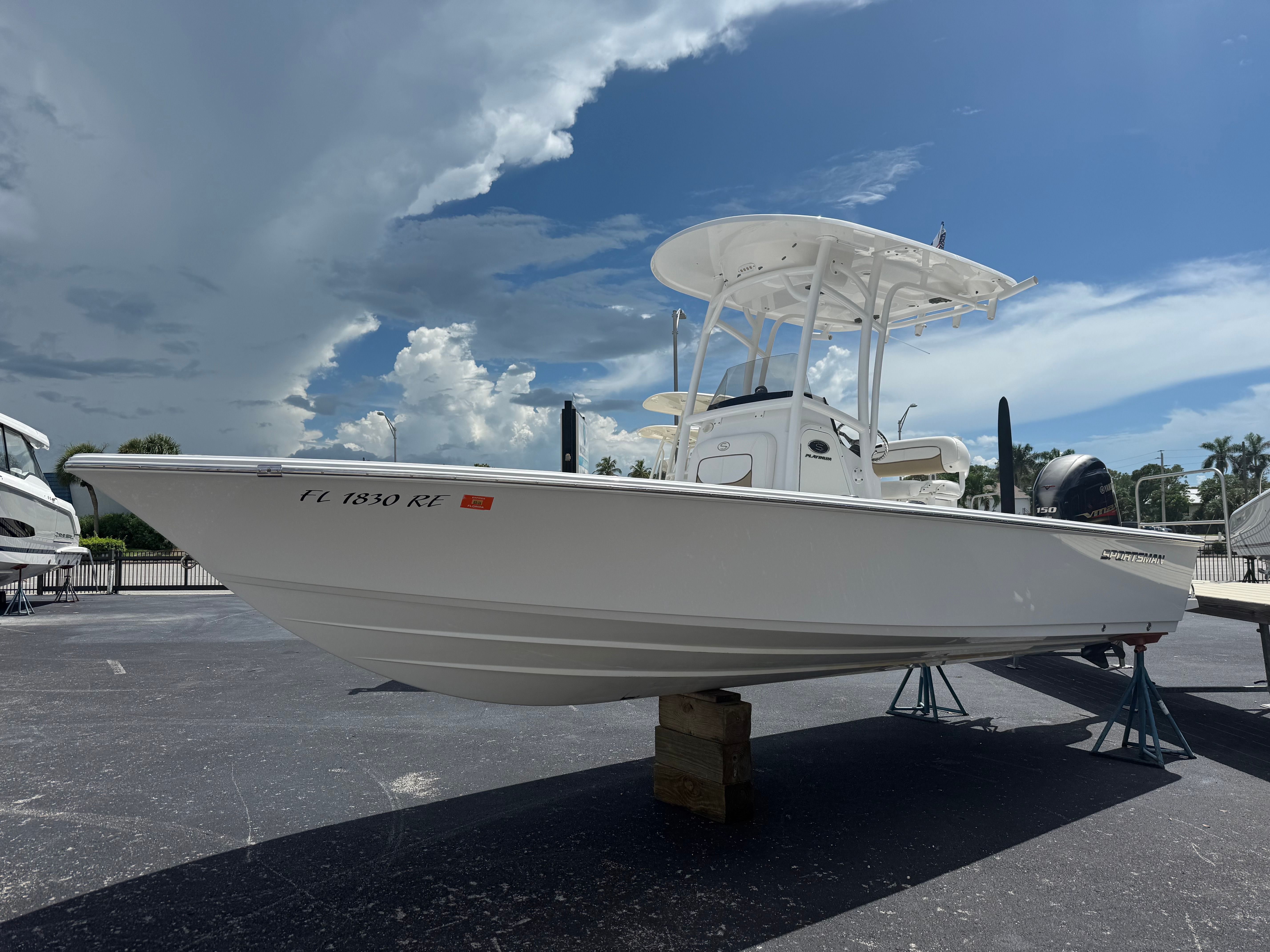 2017 Sportsman Masters 227 Bay Boat