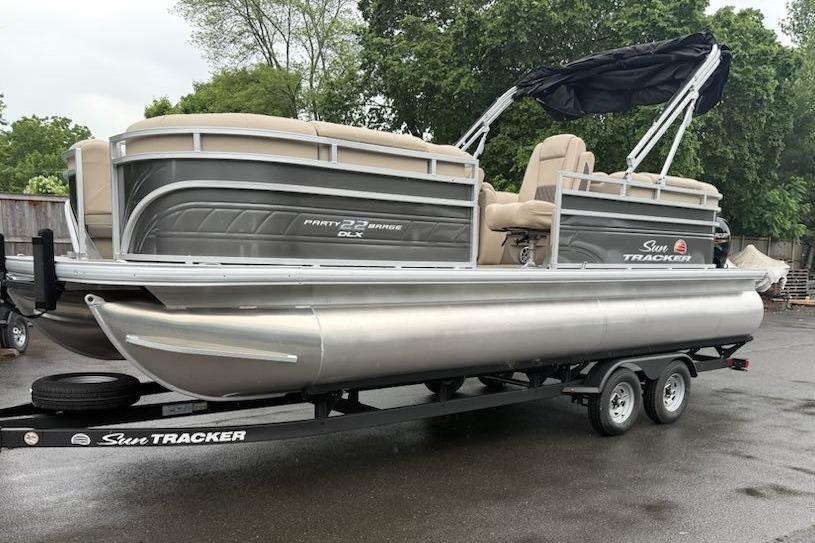 2025 Sun Tracker Party Barge 22 DLX